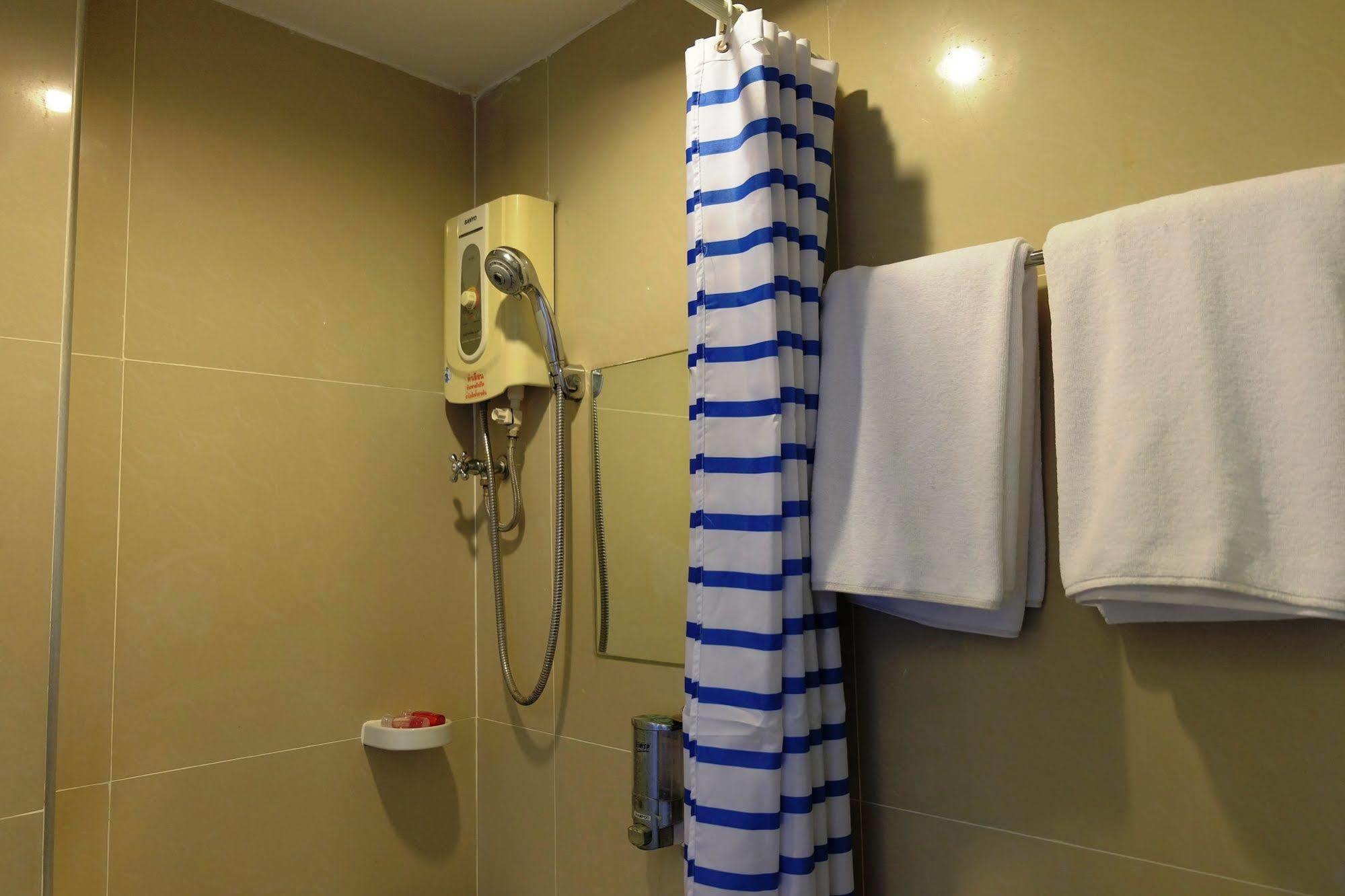 Take A Rest Hotel 방콕 외부 사진